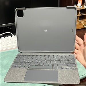 Logitech Combo Touch keyboard Heather Grey